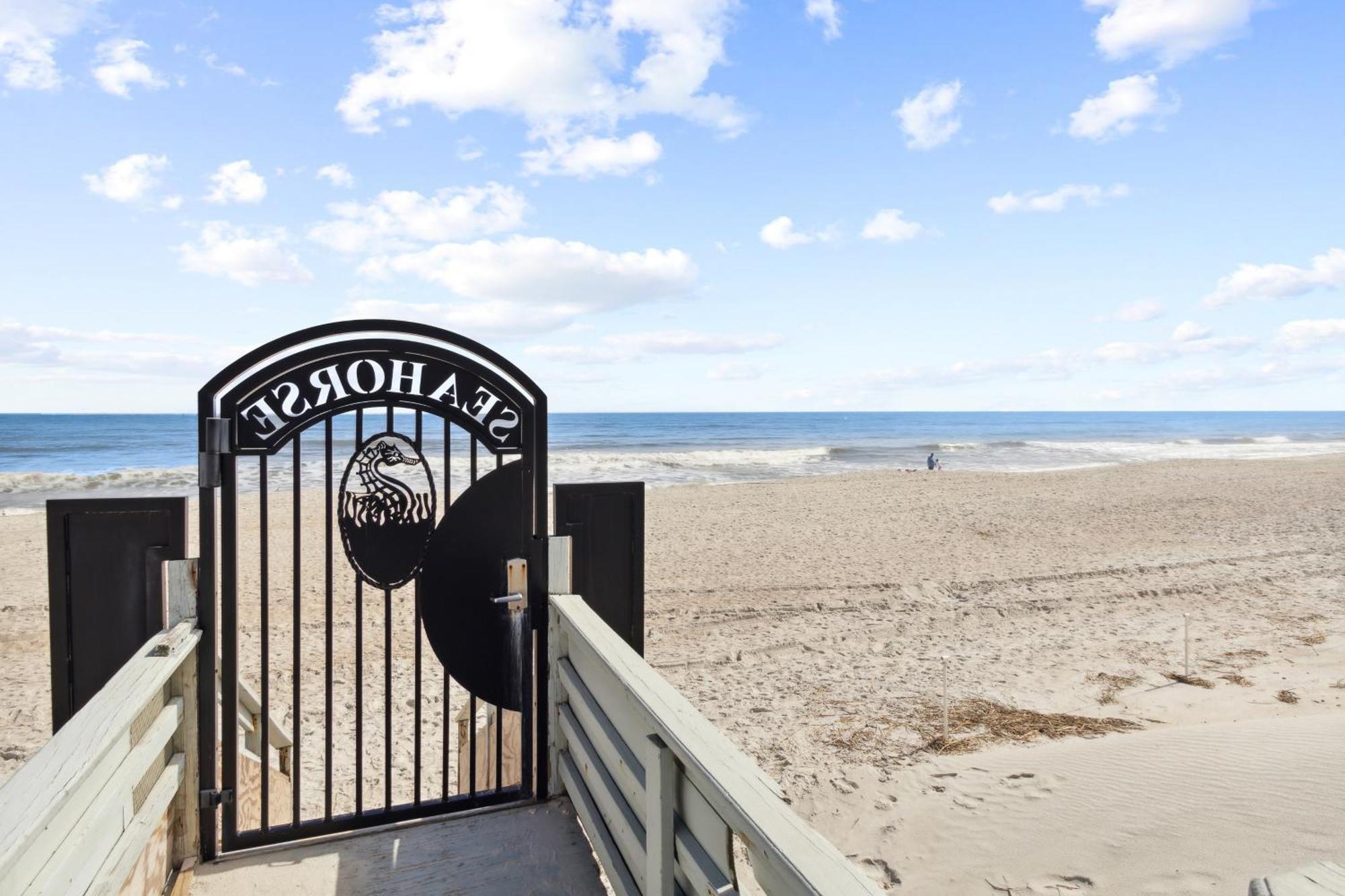 Seahorse Oceanfront Inn Neptune Beach Exterior photo